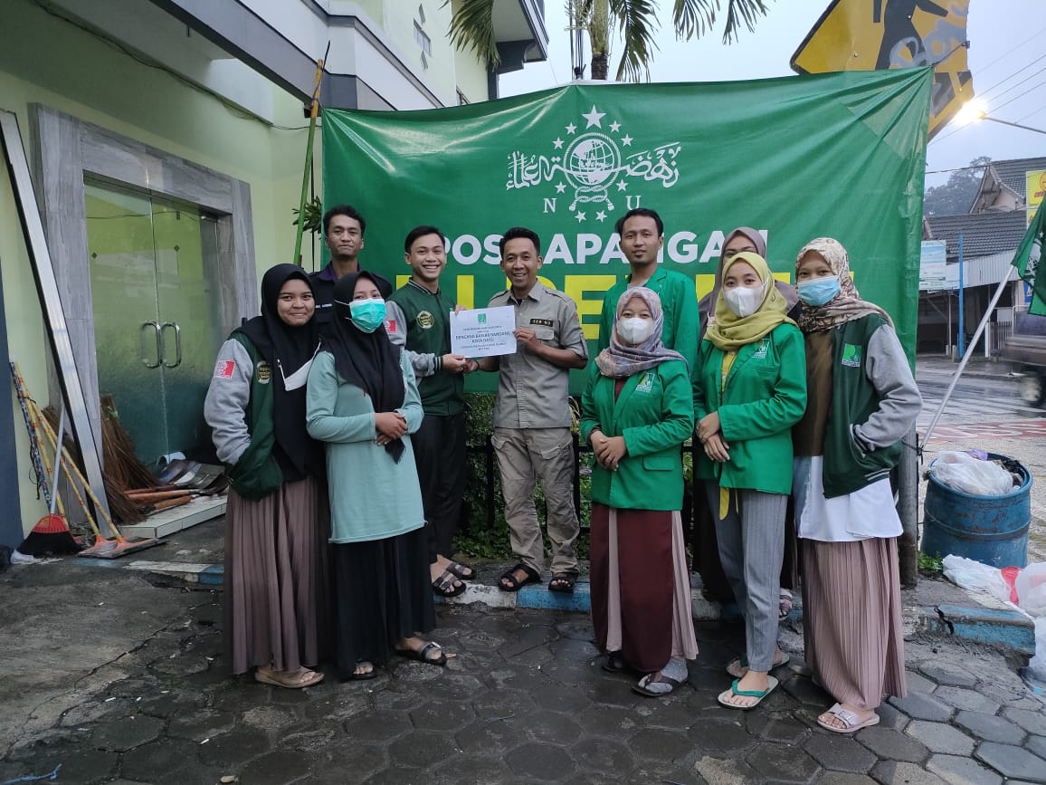 TIM Peduli kebencanaan UNIRA saat memberikan bantuan simbolis kepada Poslap NU