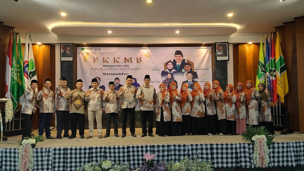 Teguhkan Visi Khayra Ummah, PKKMB FIK UNIRA Malang Sambut Mahasiswa Baru 2025